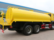 El camión amarillo de la regadera del agua del camión de petrolero de 6x4 18m3 con HW76 alarga el taxi