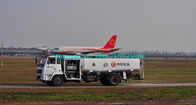 Camión de combustible potente del aeropuerto de los policías motorizados 4x4 6, remolque móvil 10000L del combustible de aviación