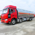 Camiones de reparto del aceite camión/28000L de petrolero de CA5310GYYP63K2L6T4E4 8x4 con el material del acero de carbono de 4 - de 6m m