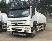 20000 litros color del blanco de Sinotruk Howo del camión del depósito de gasolina del transportador del gasoil de 6000 galones