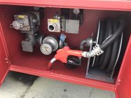 Capacidad de gasolina y aceite roja del camión 5m3 del color 85kw con la bomba y el arma CCC