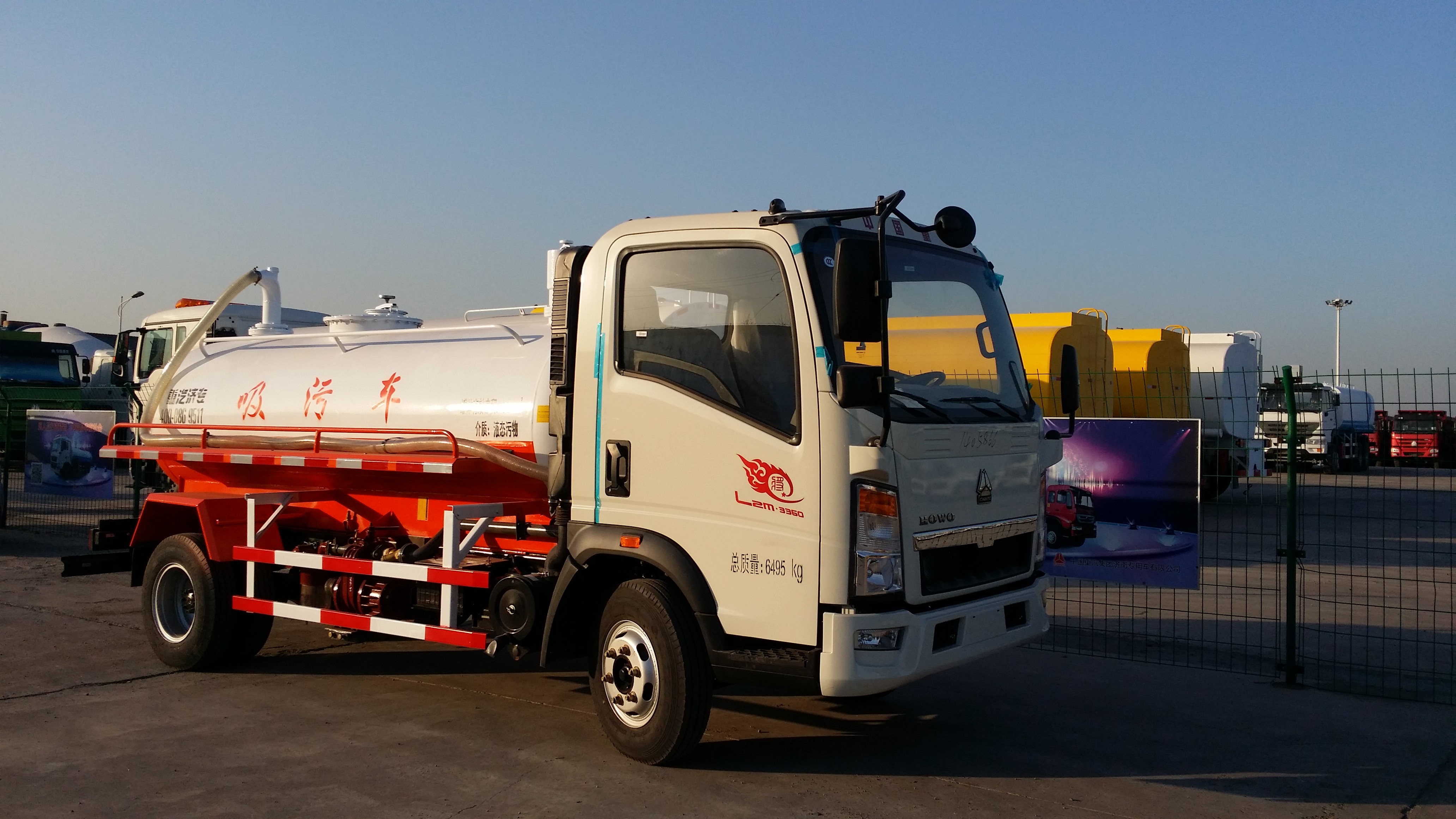 Camión del retiro de las aguas residuales de Cbm 266HP del blanco 8, camión de petrolero de la succión de las aguas residuales del taxi HW76