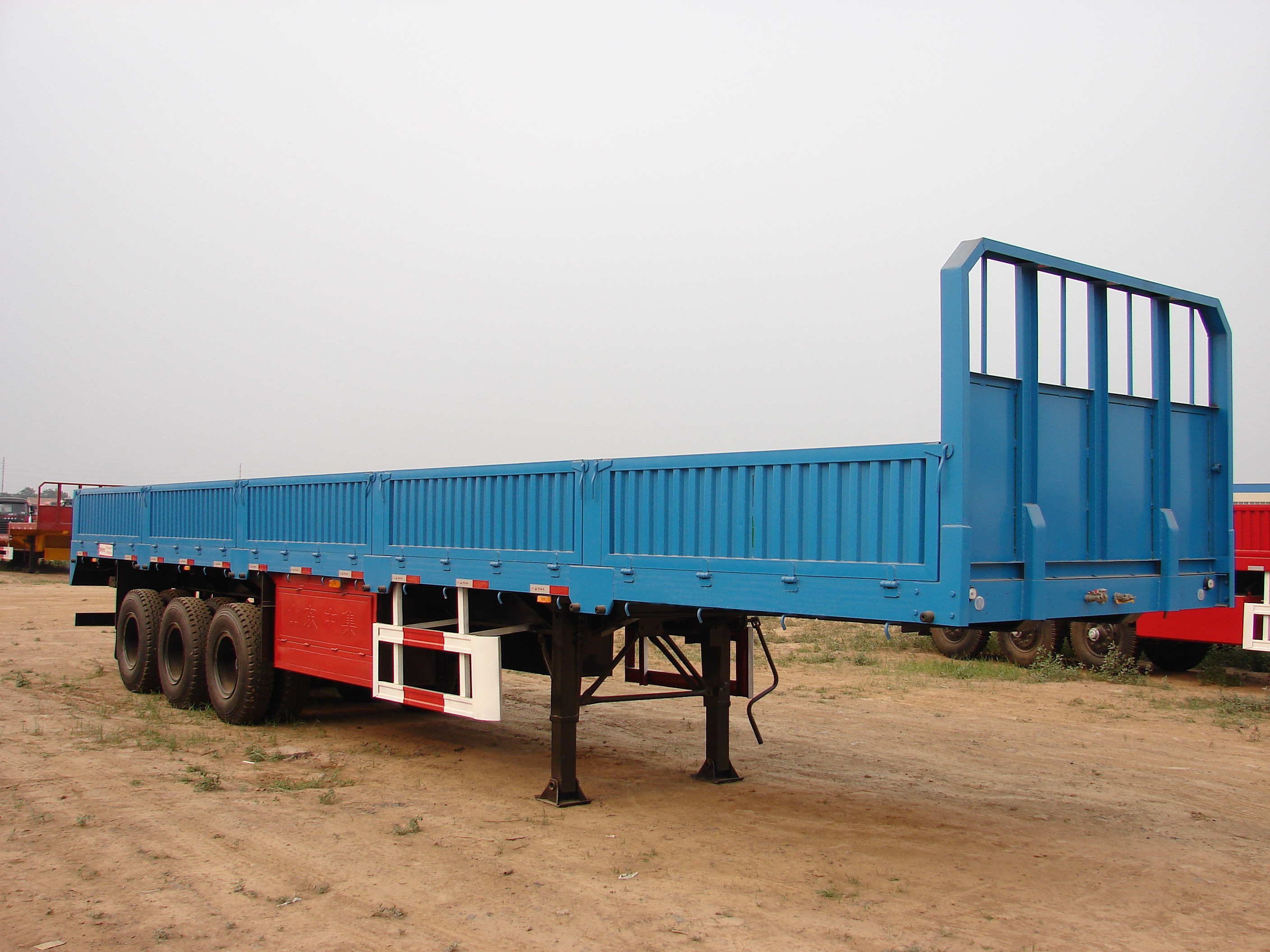 Camión resistente 2/3 árboles del cargo de los remolques de SINOTRUK los 40ft semi con 40-60 toneladas de Cabuge