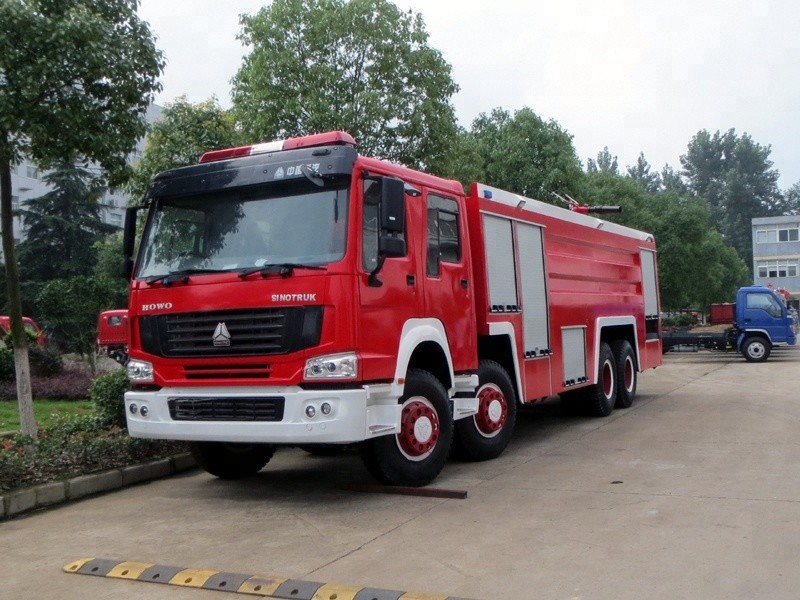 24 camiones del bombero de la espuma del agua de la tonelada 8x4, motor pesado de la serie del coche de bomberos D10 del rescate