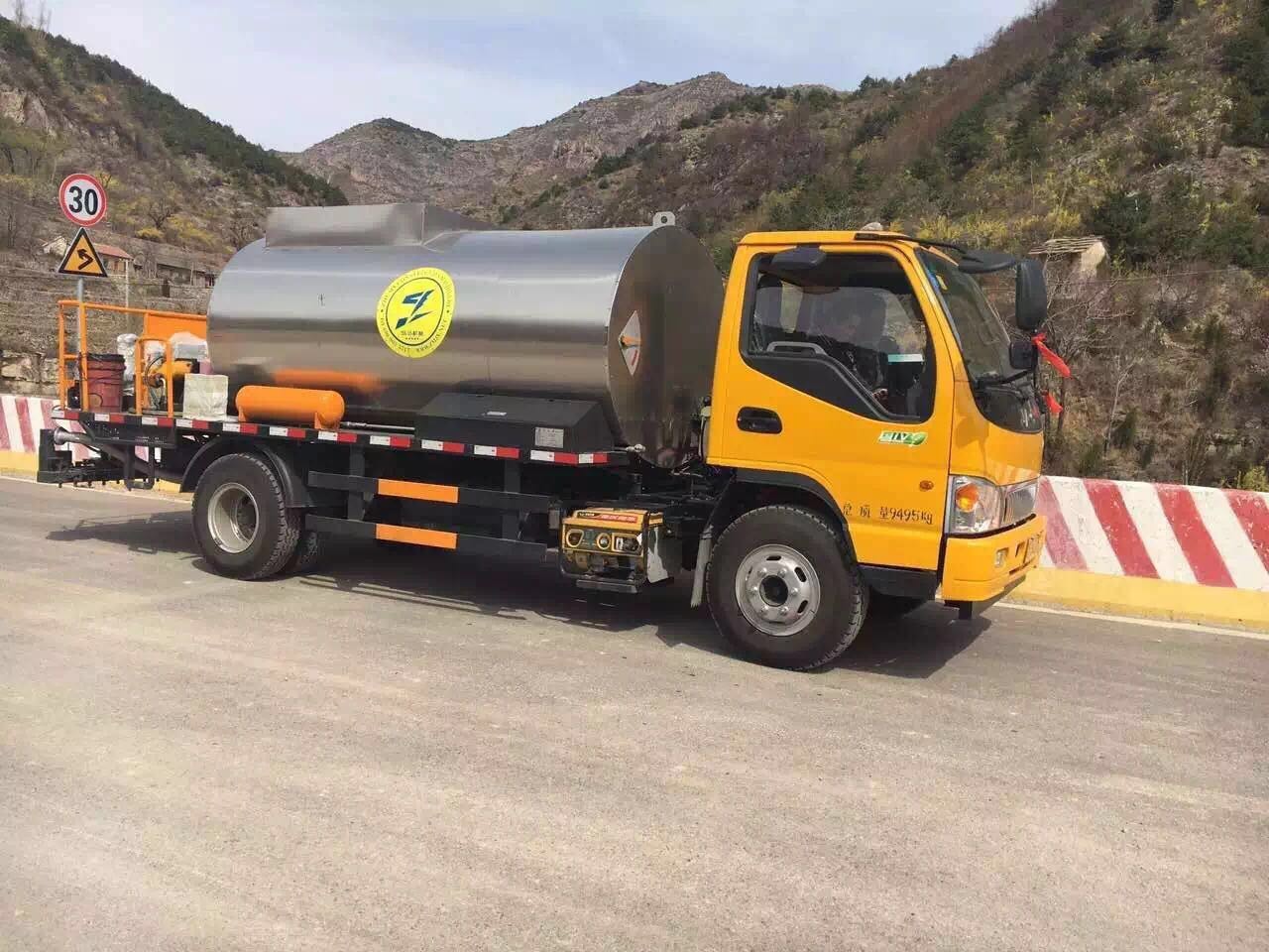 Asfalto ESTRELLADO del equipo de la construcción de carreteras del asfalto que pavimenta anchura de la distribución de los camiones los 6m