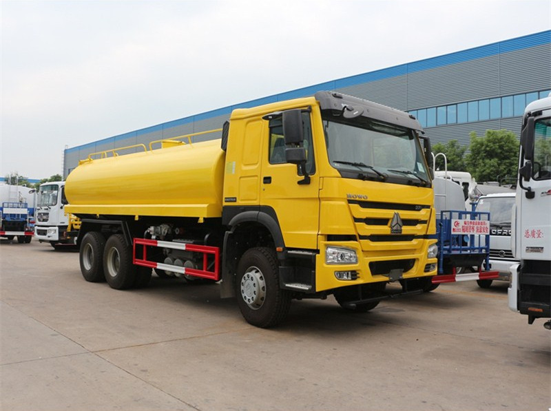 El camión amarillo de la regadera del agua del camión de petrolero de 6x4 18m3 con HW76 alarga el taxi