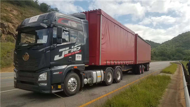 El camión de remolque de las ruedas 6x4 de FAW JIEFANG JH6 diez va al equipo pesado del transporte moderno