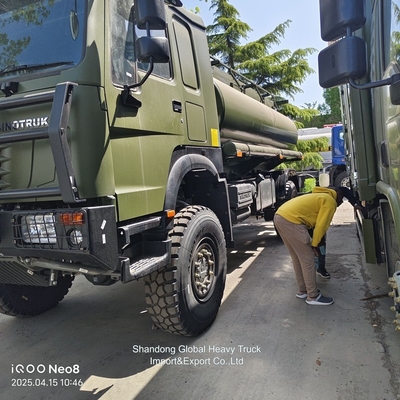 Tanque de combustible para transporte de petróleo HOWO Camión cisterna con bajo precio HOWO Camión cisterna de combustible 4X4
