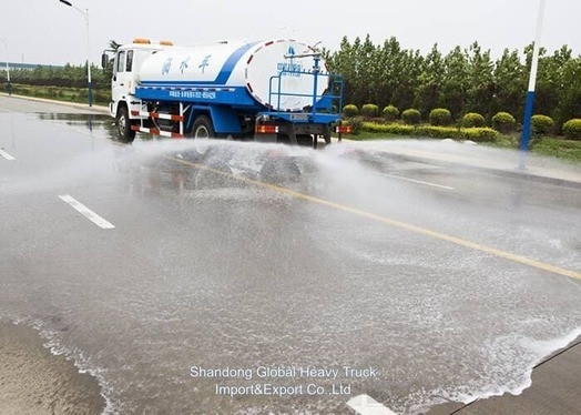 Sinotruk Cisterna de agua de 3000 litros Camión de rociadores para el transporte de agua y limpieza de carreteras