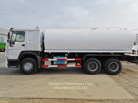 Motor diesel Sinotruck HOWO 6X4 336HP HOWO 10 neumáticos 20000 litros tanque de agua con rociador