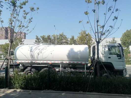 Camión depósito de agua HOWO con capacidad de carga de 21-30 t y chasis Sinotruk HOWO para el transporte de agua confiable y rociado