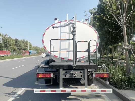 Camión depósito de agua HOWO con capacidad de carga de 21-30 t y chasis Sinotruk HOWO para el transporte de agua confiable y rociado
