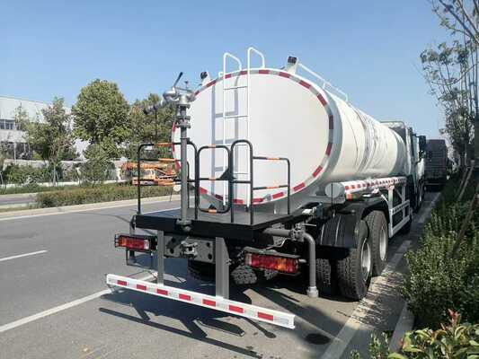Camión depósito de agua HOWO con capacidad de carga de 21-30 t y chasis Sinotruk HOWO para el transporte de agua confiable y rociado