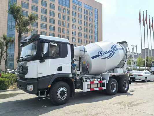 Camión mezclador de concreto HOWO CNG con capacidad de tambor de 6-10 m³ y modo de tracción 6×4 impulsado por motor CNG de 336-371 HP