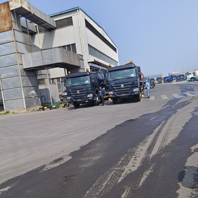 HOWO 15CBM Camión de aspiración de aguas residuales al vacío con 6*4 ruedas motrices y descarga hidráulica de deslizamiento para limpieza de depósitos sépticos