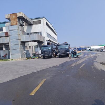 HOWO 15CBM Camión de aspiración de aguas residuales al vacío con 6*4 ruedas motrices y combustible diésel para limpieza de depósitos sépticos y transporte de lodos