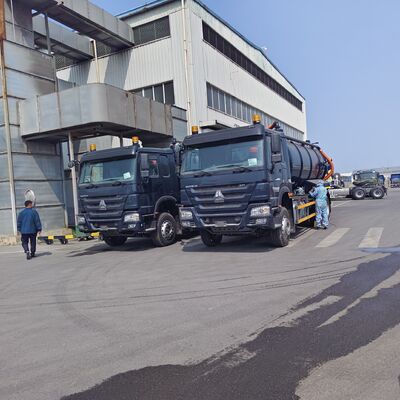 HOWO 15CBM Camión de aspiración de aguas residuales al vacío con tipo de accionamiento 6×4 y descarga hidráulica de caída para limpieza de depósitos sépticos