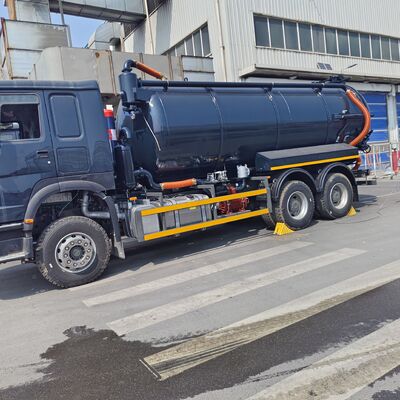 HOWO 15CBM Camión de aspiración de aguas residuales al vacío con 6*4 ruedas motrices y combustible diésel para limpieza de depósitos sépticos y transporte de lodos