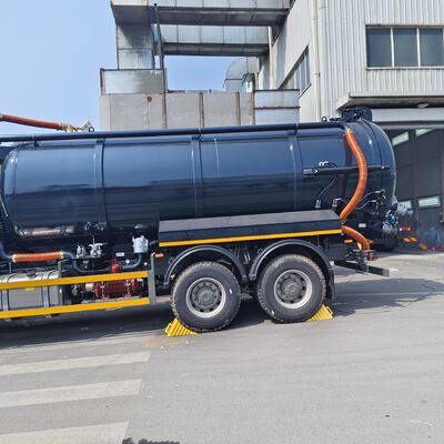 HOWO 15CBM Camión de aspiración de aguas residuales al vacío con tipo de accionamiento 6×4 y descarga hidráulica de caída para limpieza de depósitos sépticos