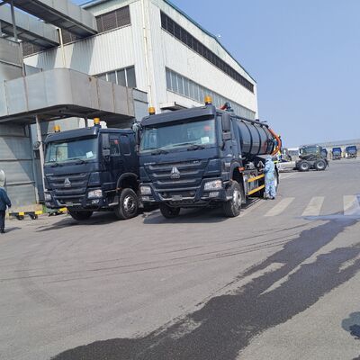 HOWO 15CBM Camión de aspiración de aguas residuales al vacío con tipo de accionamiento 6×4 y descarga hidráulica de caída para limpieza de depósitos sépticos