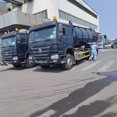 HOWO 15CBM Camión de aspiración de aguas residuales al vacío con 6*4 ruedas motrices y combustible diésel para limpieza de depósitos sépticos y transporte de lodos