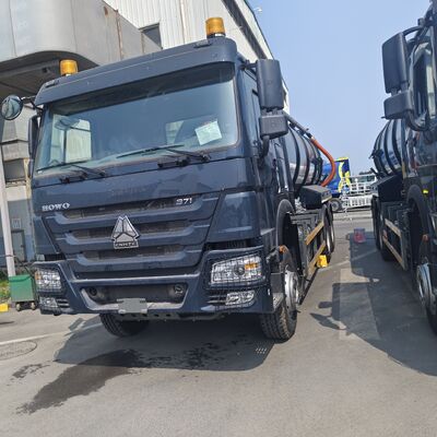 HOWO 15CBM Camión de aspiración de aguas residuales al vacío con tipo de accionamiento 6×4 y descarga hidráulica de caída para limpieza de depósitos sépticos