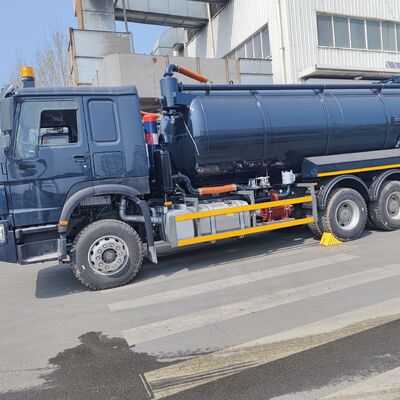 HOWO 15CBM Camión de aspiración de aguas residuales al vacío con tipo de accionamiento 6×4 y descarga hidráulica de caída para limpieza de depósitos sépticos