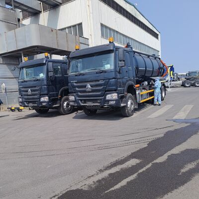 HOWO 15CBM Camión de aspiración de aguas residuales al vacío con tipo de accionamiento 6×4 y descarga hidráulica de caída para limpieza de depósitos sépticos