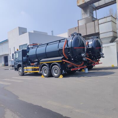 HOWO 15CBM Camión de aspiración de aguas residuales al vacío con 6*4 ruedas motrices y combustible diésel para limpieza de depósitos sépticos y transporte de lodos