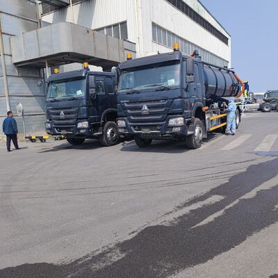 HOWO 15CBM Camión de aspiración de aguas residuales con 371 caballos de fuerza y rueda motriz 6×4 para la limpieza de residuos industriales