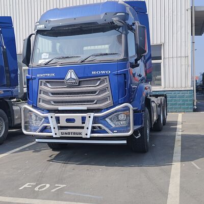 Camión tractor HOWO NX 6×4 con motor diésel de 420 CV, transmisión manual de servicio pesado y chasis reforzado para minería