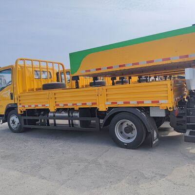 HOWO 4×2 Camión de colchón de choque con estructura de acero de capas múltiples que absorbe energía Sistema de elevación hidráulico y luces de advertencia LED para la seguridad vial