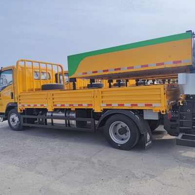 HOWO 4×2 Camión de colchón de choque con estructura de acero de capas múltiples que absorbe energía Sistema de elevación hidráulico y luces de advertencia LED para la seguridad vial