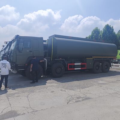 Camión cisterna de combustible HOWO 8×8 60000L con motor 371HP para transporte de combustible de servicio pesado