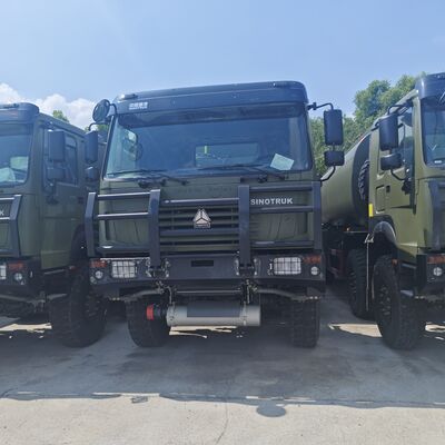 HOWO 8×8 Camión tanque de combustible con capacidad de 30000L y motor de 371 CV para el transporte de combustible pesado