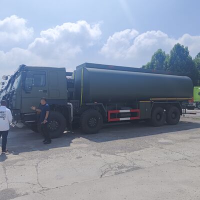 HOWO 8×8 Camión tanque de combustible de 45.000L con motor de 371 CV y tracción en todas las ruedas 8×8 para el transporte de combustible pesado