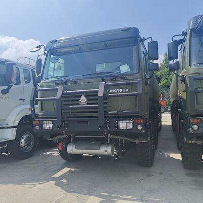 HOWO 8×8 Camión tanque de combustible con capacidad de 30000L y motor de 371 CV para el transporte de combustible pesado