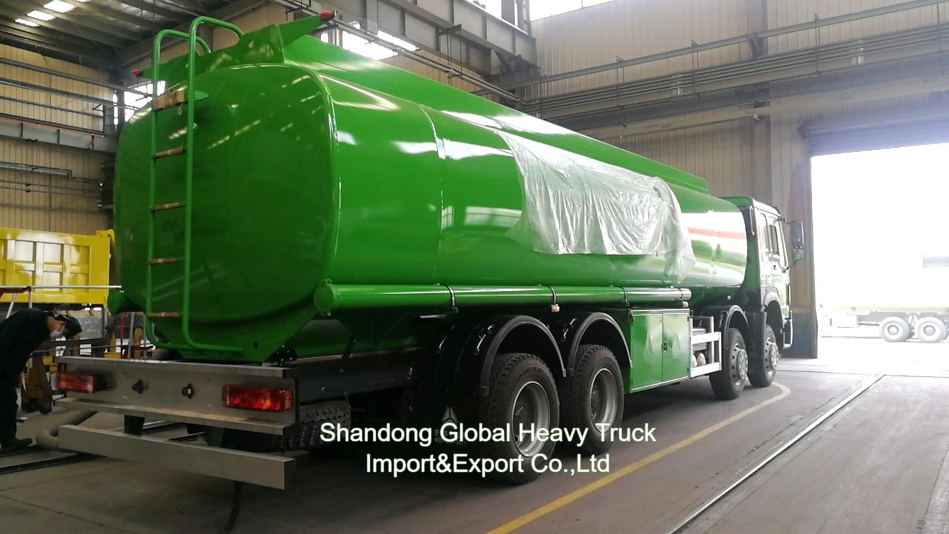 Sinotruk HOWO 8*4 Camión cisterna de combustible 12 ruedas Camión cisterna de aceite 30000L Camión dispensador
