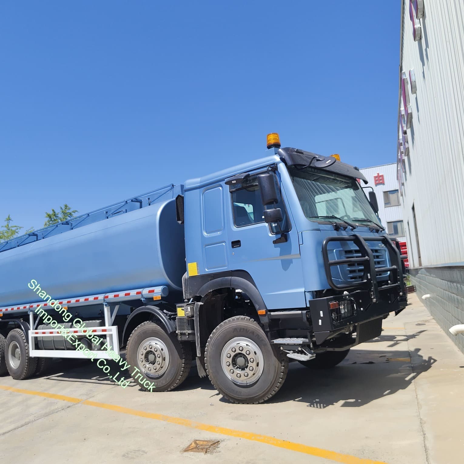 Camión cisterna usado Sinotruk 8*4 de 12 ruedas LHD Rhd para entrega de diésel, combustible y aceite