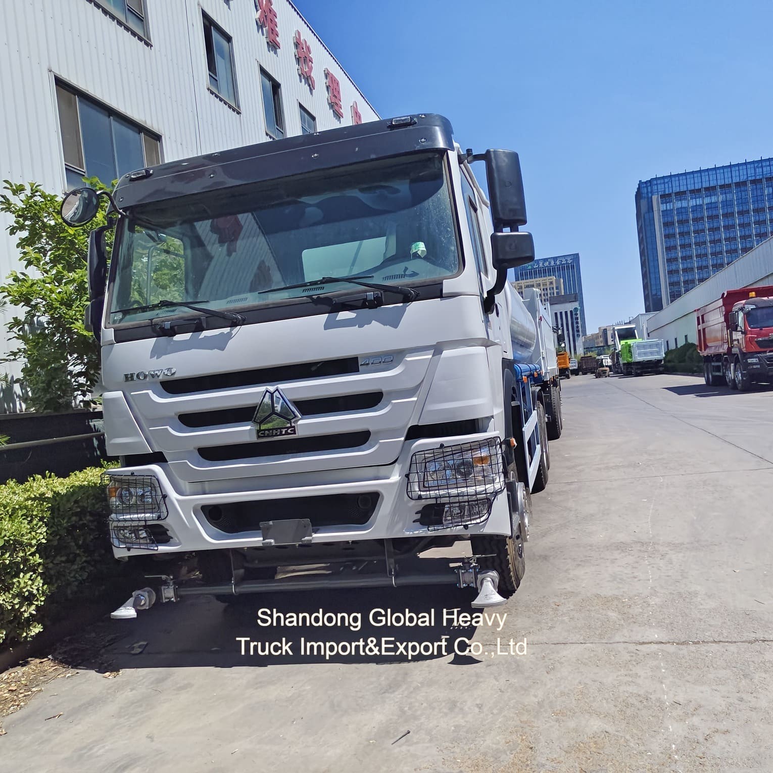 Camión cisterna de agua de capacidad de 8000L con tanque de acero al carbono y bomba de auto-primación para saneamiento urbano
