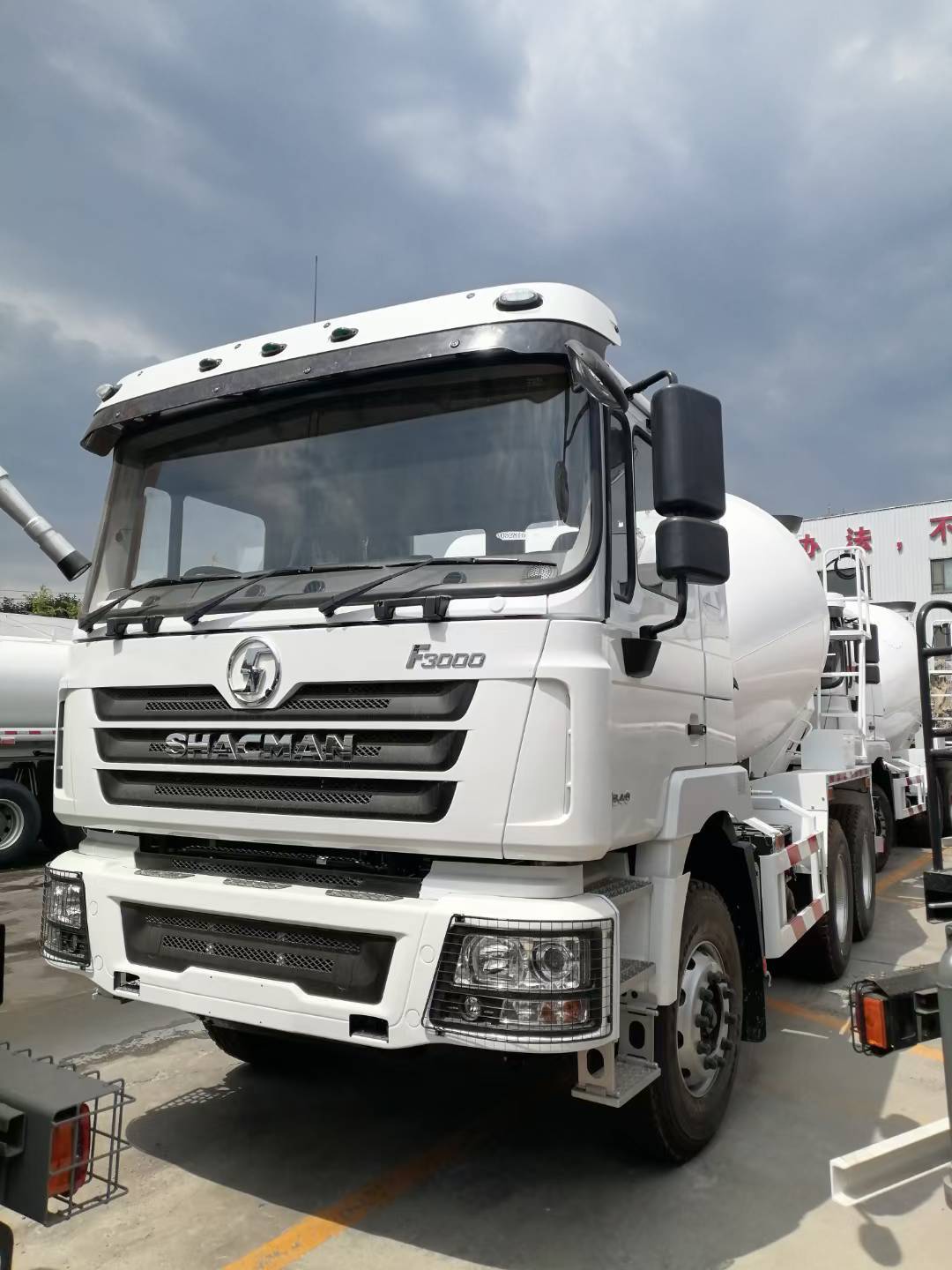 Sinotruk HOWO 8X4 371HP 14cbm Concrete Mixer Truck Zz1317n3261W