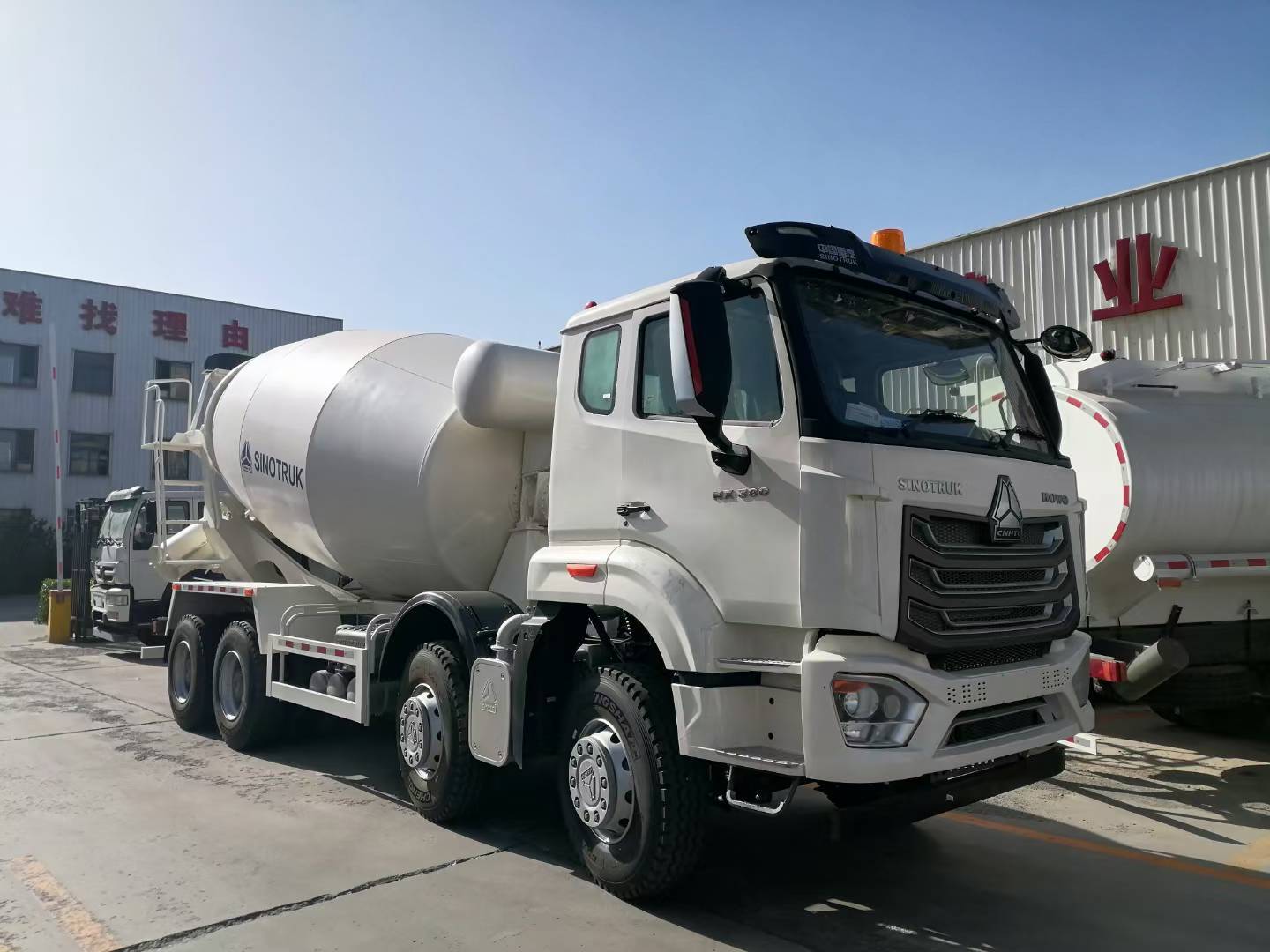 Shacman Sinotruck Sitrak HOWO Concrete Mixer Truck Used Dump Tipper Tractor Trucks Fuel Tanker Car Flatbed Lowbed Cargo Side Board/Curtain Semi Trailer