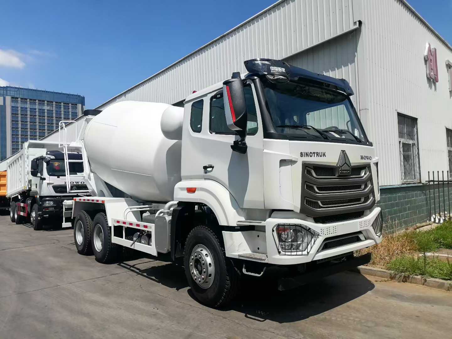 Nuevo camión mezclador de concreto Sinotruk HOWO 8X4 con >400 CV de potencia máxima y estándar de emisiones Euro 2/3