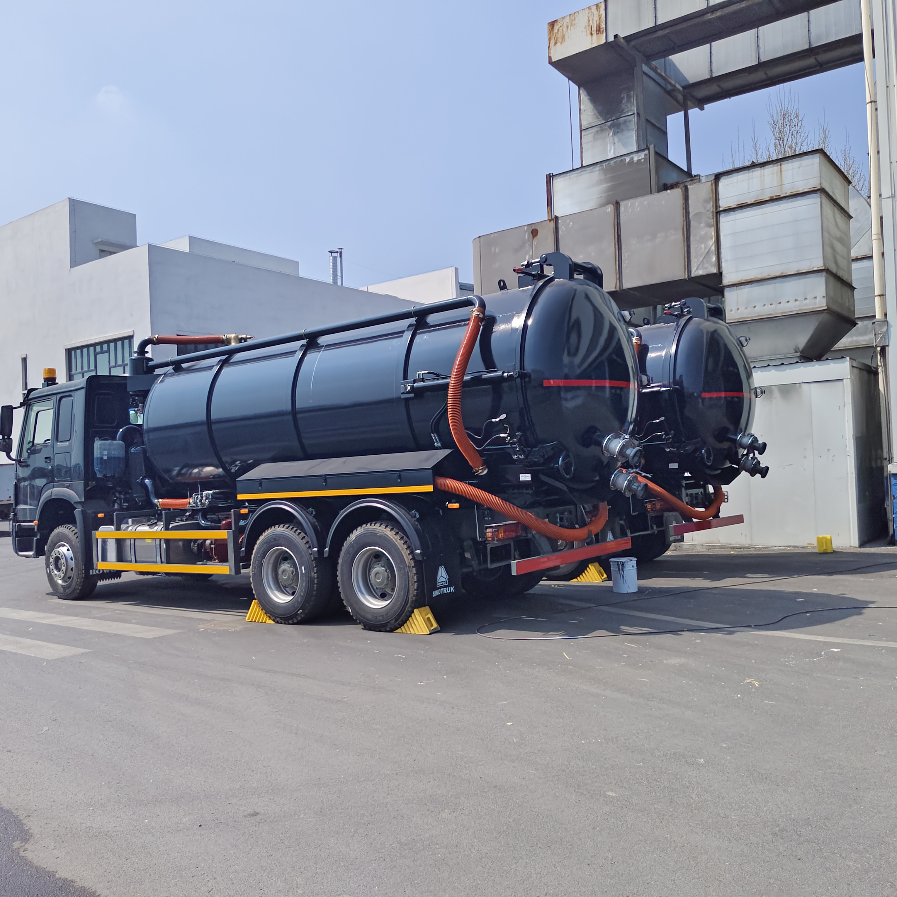 HOWO 15CBM Camión de aspiración de aguas residuales al vacío con 6*4 ruedas motrices y combustible diésel para limpieza de depósitos sépticos y transporte de lodos