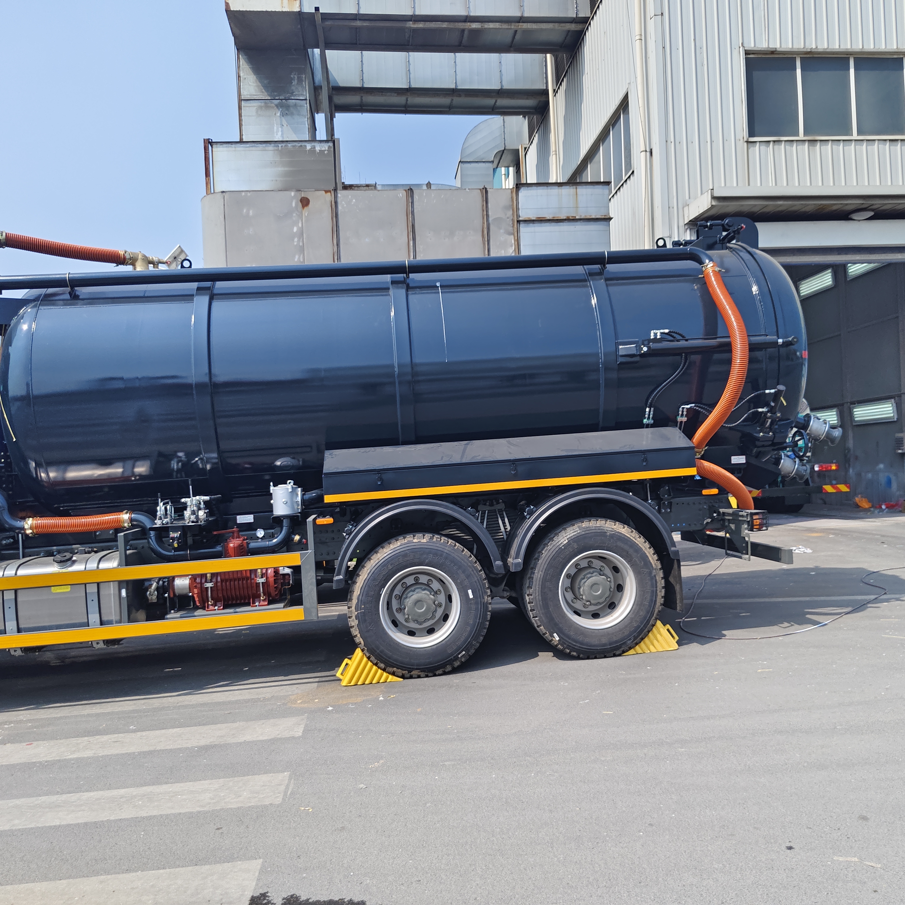 HOWO 15CBM Camión de aspiración de aguas residuales al vacío con tipo de accionamiento 6×4 y descarga hidráulica de caída para limpieza de depósitos sépticos