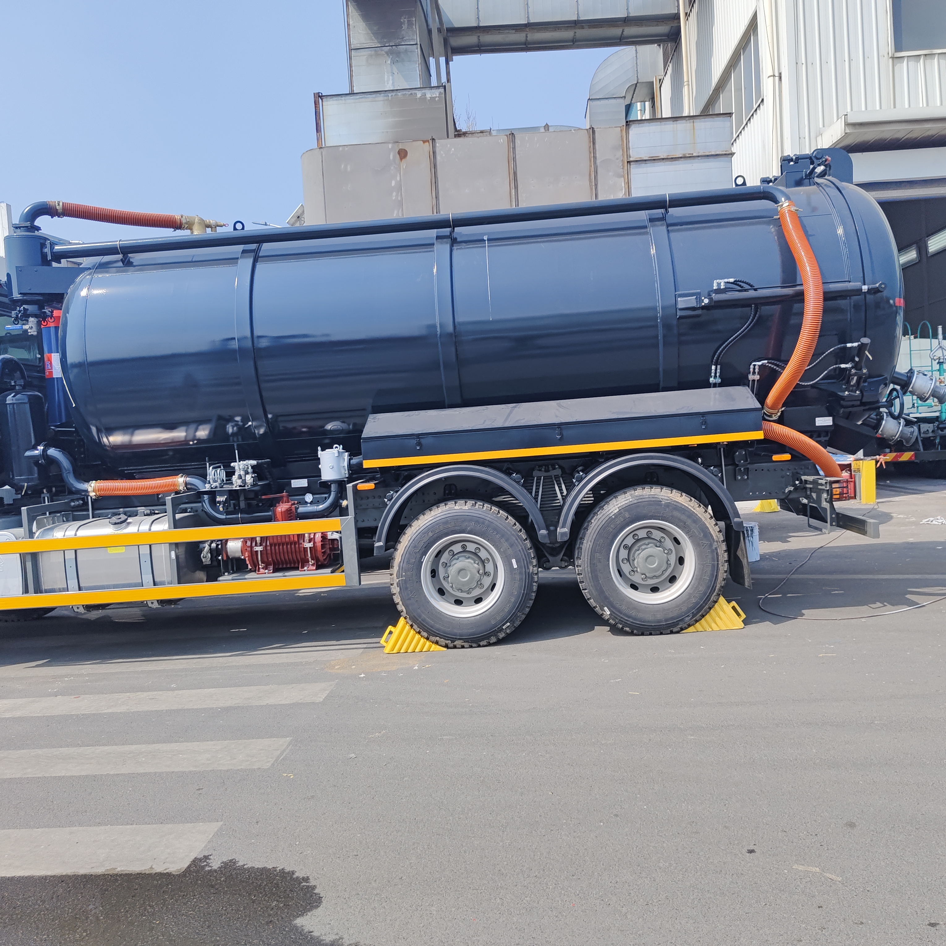 HOWO 15CBM Camión de aspiración de aguas residuales al vacío con motor de 266 CV y tracción 6×4 para limpieza de depósitos sépticos