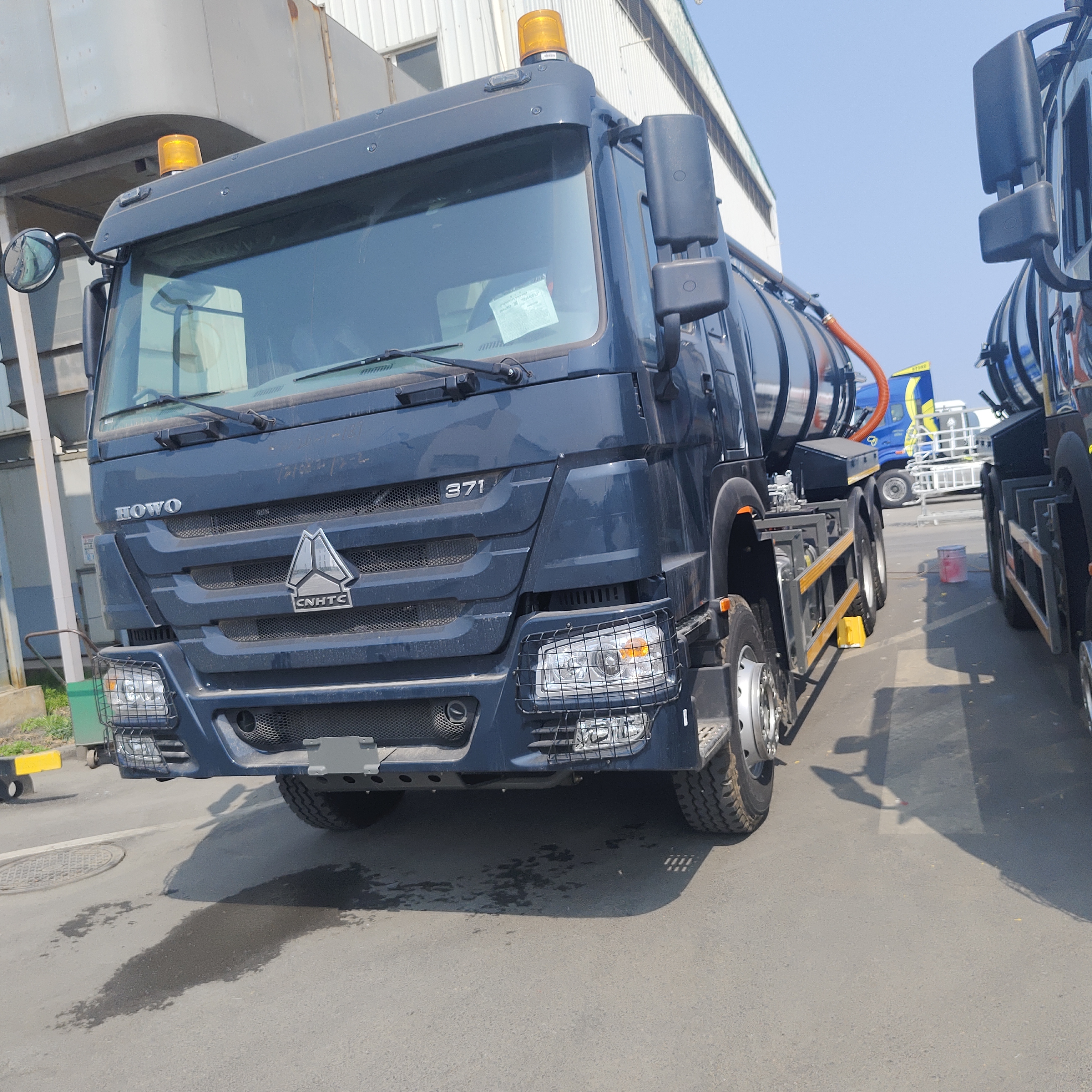 HOWO 15CBM Camión de aspiración de aguas residuales al vacío con tipo de accionamiento 6×4 y motor de 336 CV para limpieza de depósitos sépticos y transporte de lodos