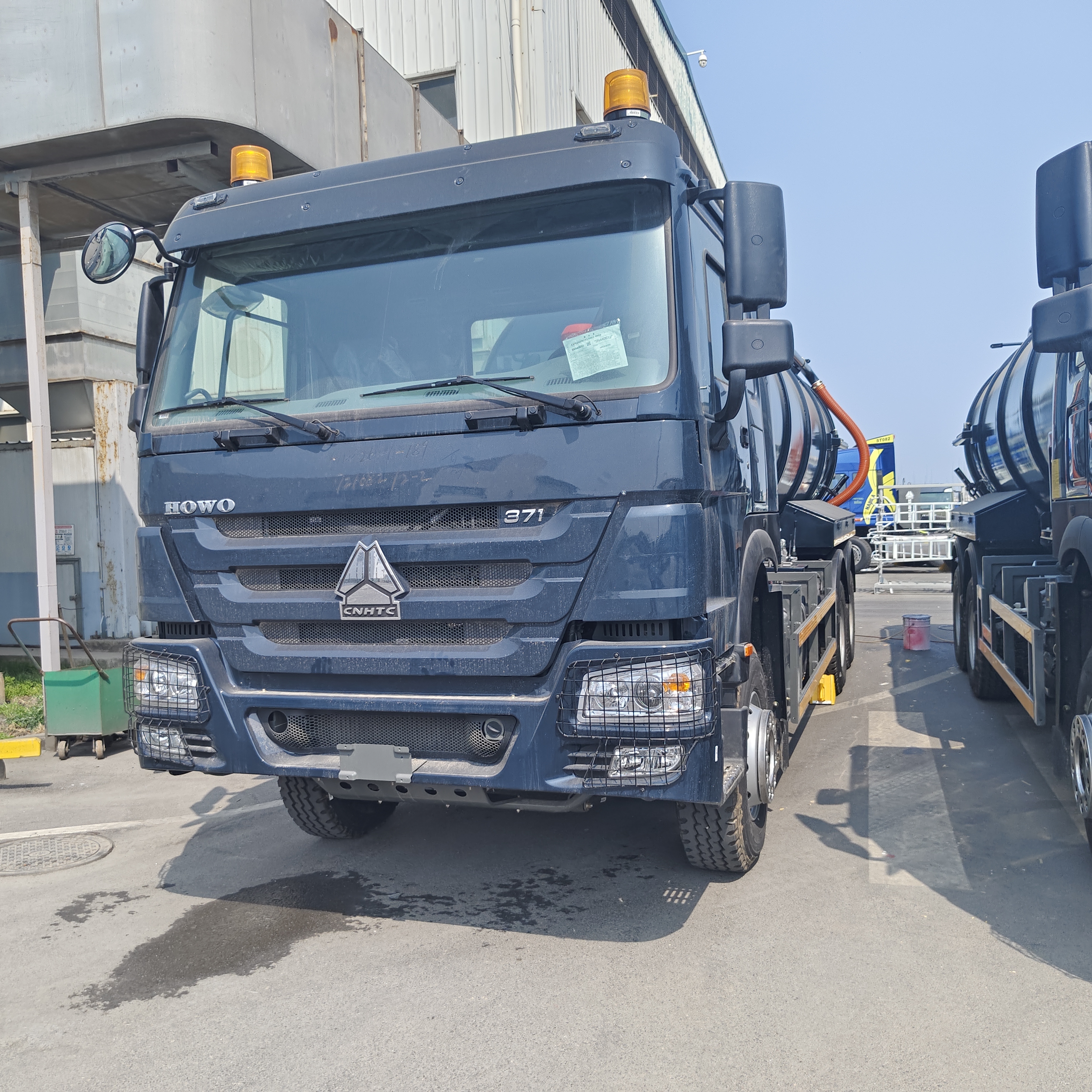HOWO 15CBM Camión de aspiración de aguas residuales al vacío con tracción 6x4 y motor de 336 CV para limpieza de depósitos sépticos y desechos industriales