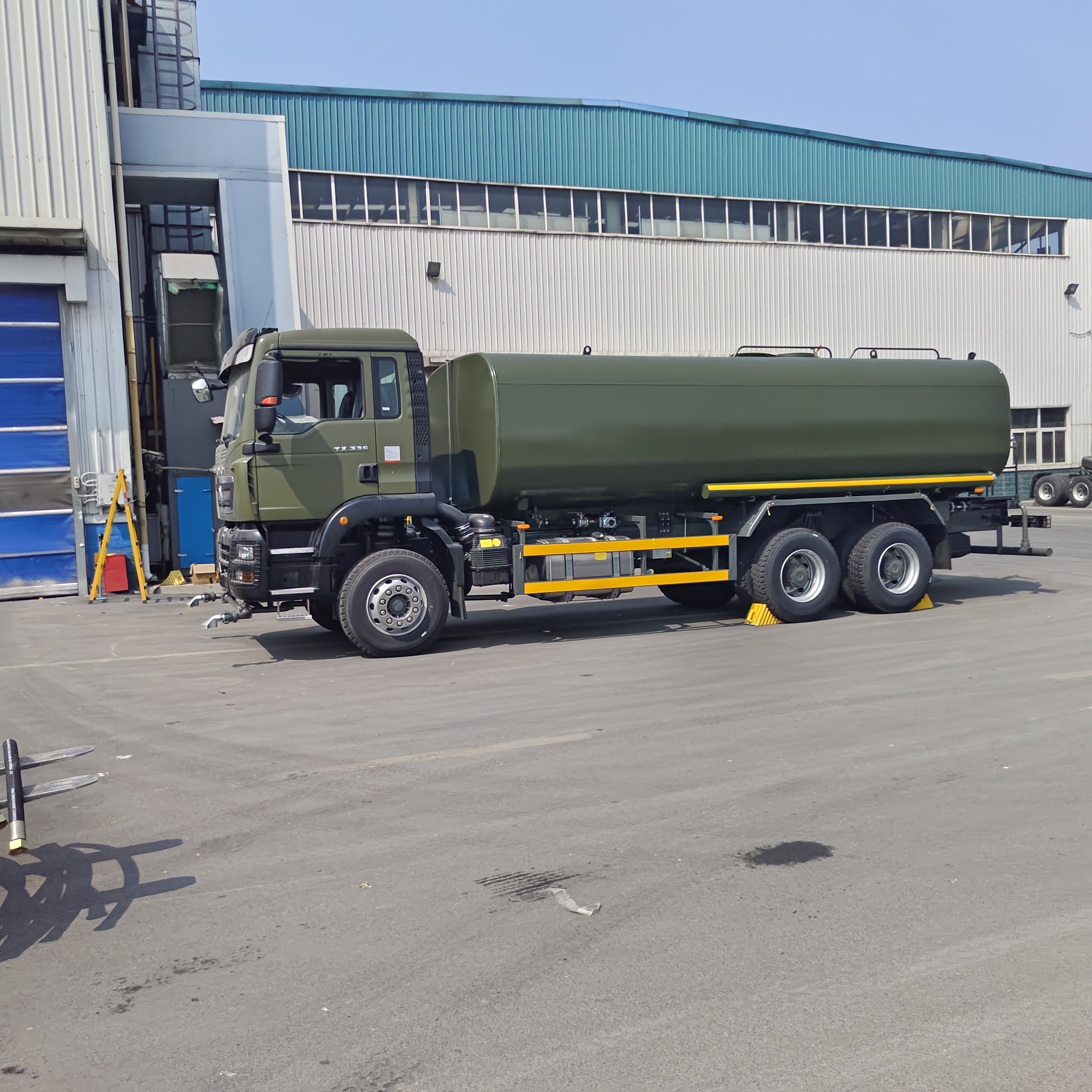 HOWO TX Camión de depósito de agua de 6×4 con carga útil de 20 T, norma de emisiones Euro 2 y superficie de rociado > 16 m para control de polvo y limpieza municipal