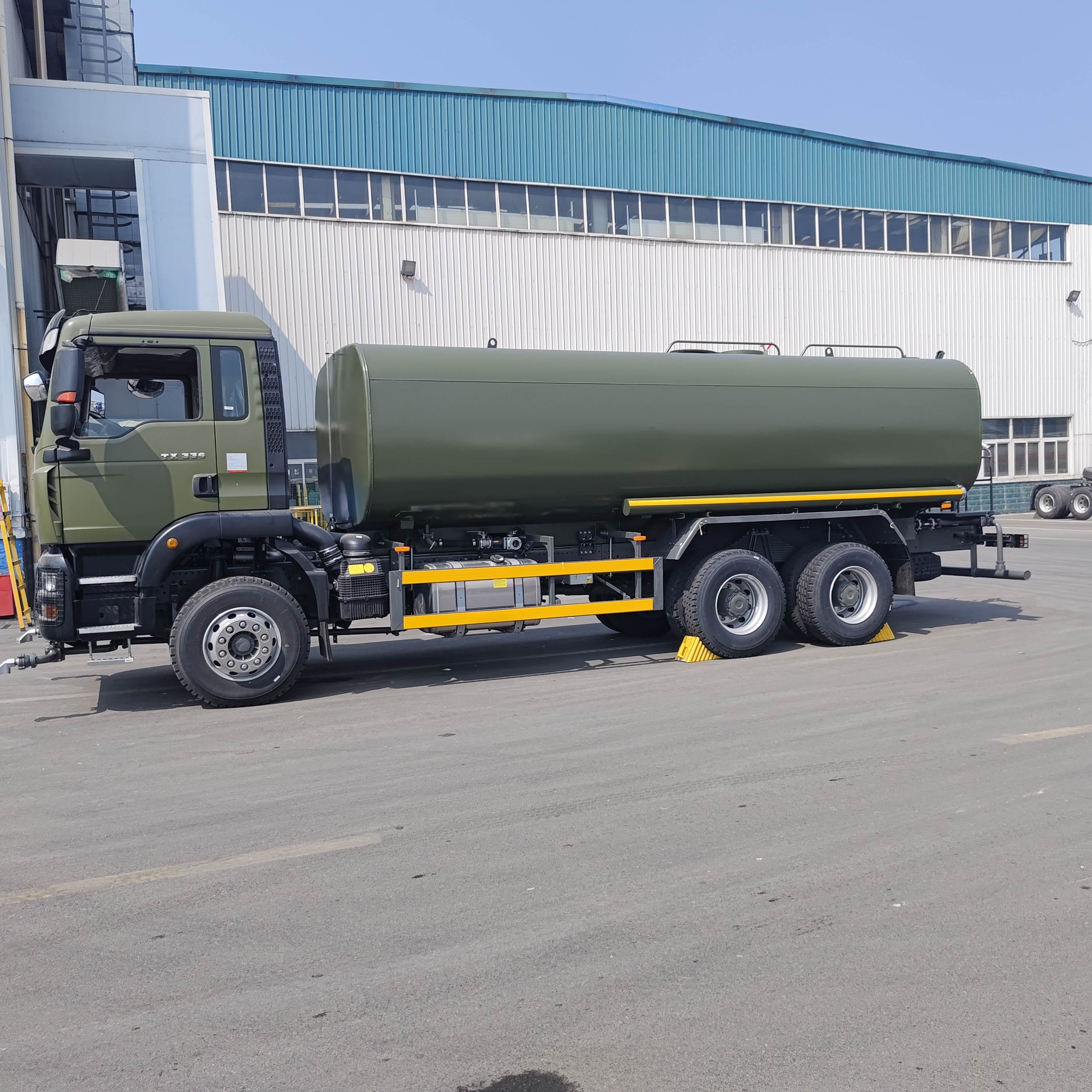 Camión cisterna de agua HOWO TX 6×4 con bomba de agua centrífuga de alta presión de capacidad de 15-20 CBM y cuerpo de tanque reforzado para supresión de polvo y limpieza municipal